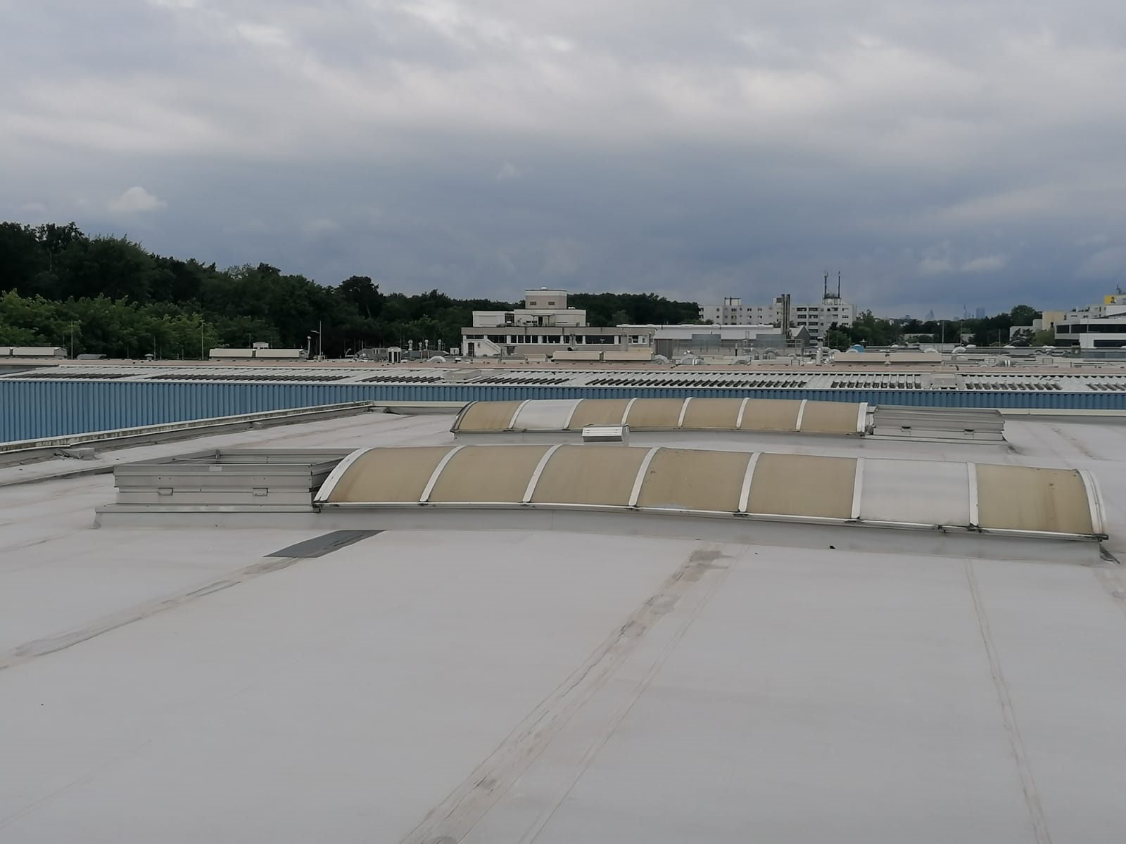 Sechs neue Lichtbänder für eine Gewerbehalle Frankfurt/Offenbach